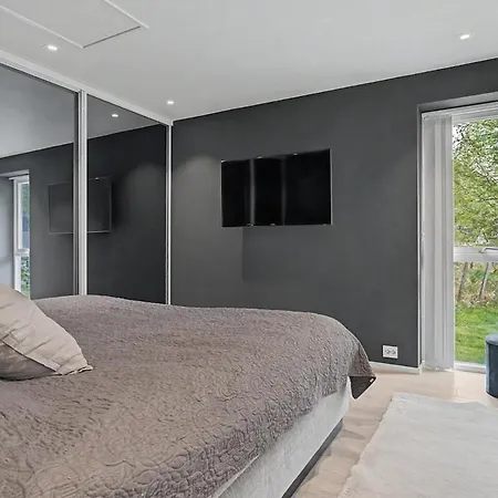 Koslig Hus Med Hage Sentralt I Dom wakacyjny Stryn