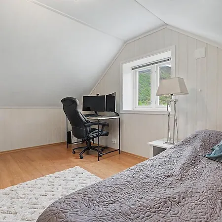 Koslig Hus Med Hage Sentralt I *