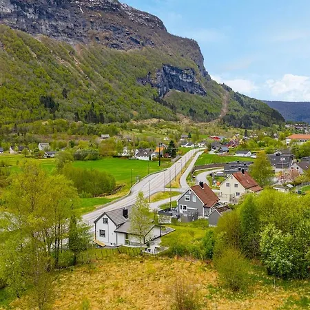 Koslig Hus Med Hage Sentralt I Dom wakacyjny Stryn
