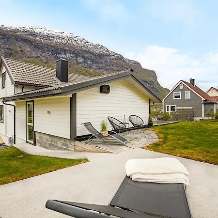 Koslig Hus Med Hage Sentralt I Stryn
