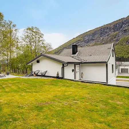Koslig Hus Med Hage Sentralt I *